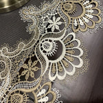 chemin table dentelle broderie fleurs pompon beige noir décor classique élégant maison