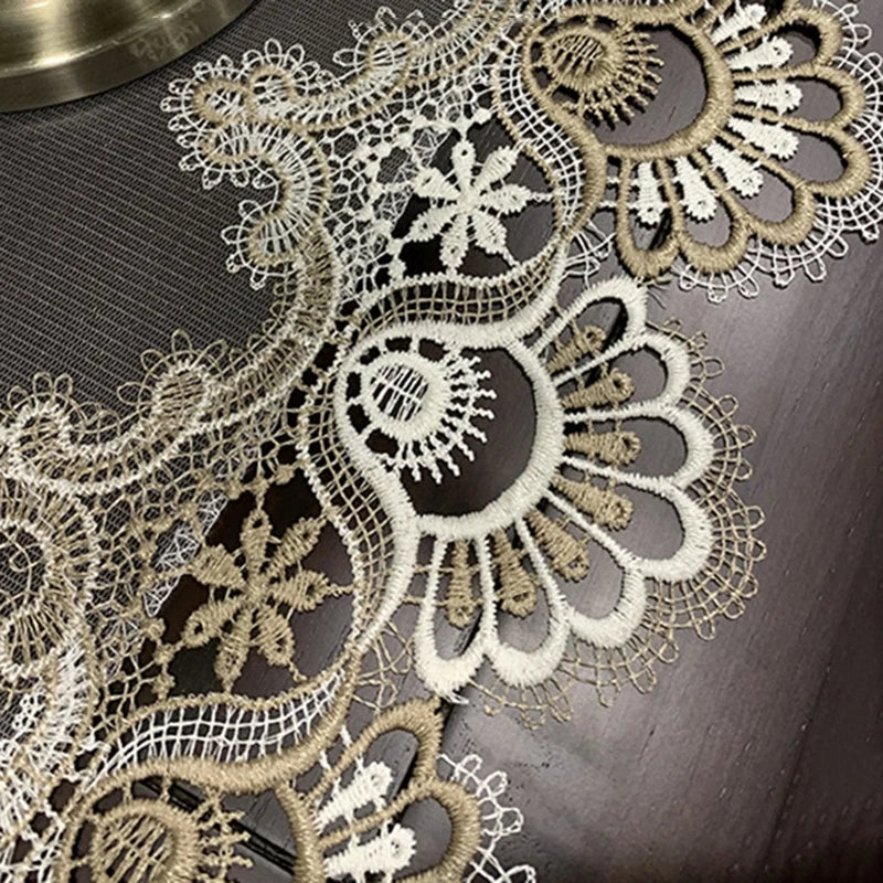 chemin table dentelle broderie fleurs pompon beige noir décor classique élégant maison