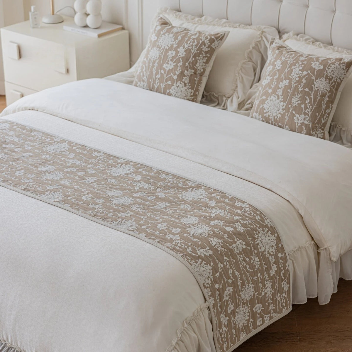 couvre lit jacquard motif floral beige classique décoration maison ornements textiles fixations