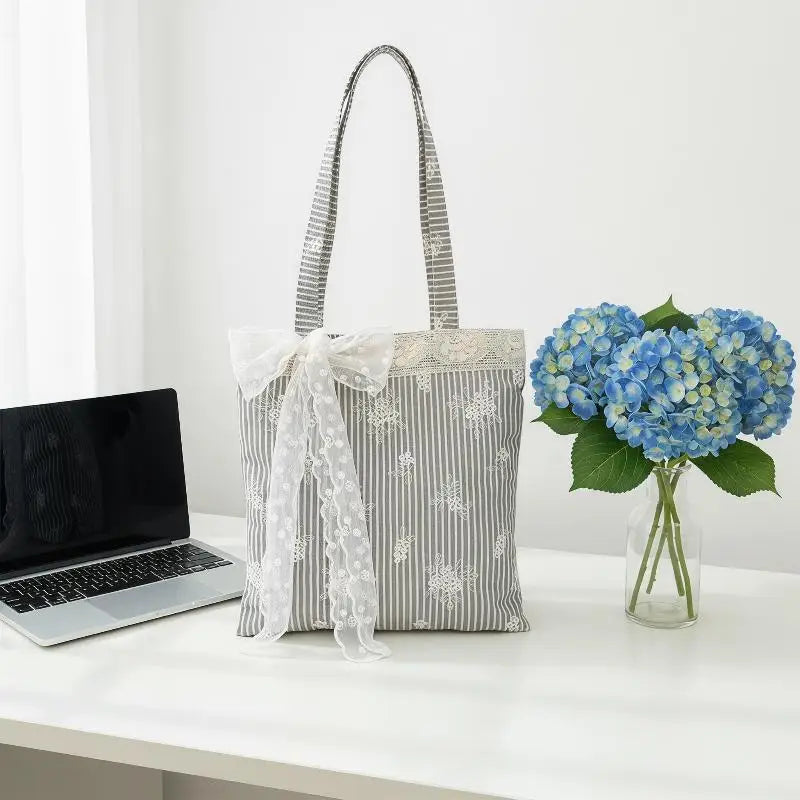 sac main chic gris clair rayures horizontales dentelle blanche poignées détachables polyester féminin