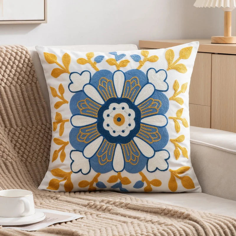 coussin carré blanc motif floral moderne brodé fleurs multicolores amovible lavable