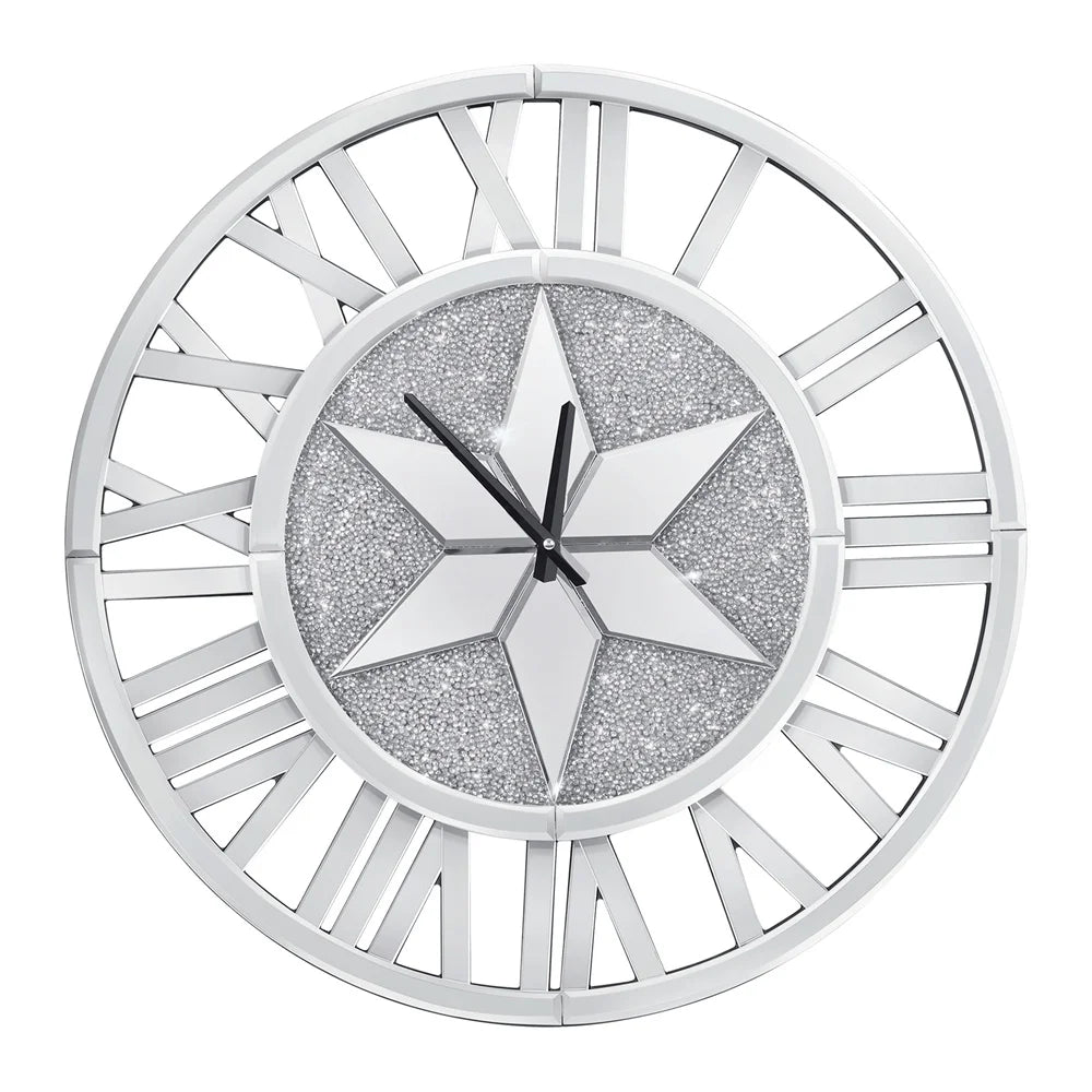 Une horloge murale ronde avec un cadran argenté décoré d'un motif en forme d'étoile et de brillants, entouré d'aiguilles en métal chromé.
