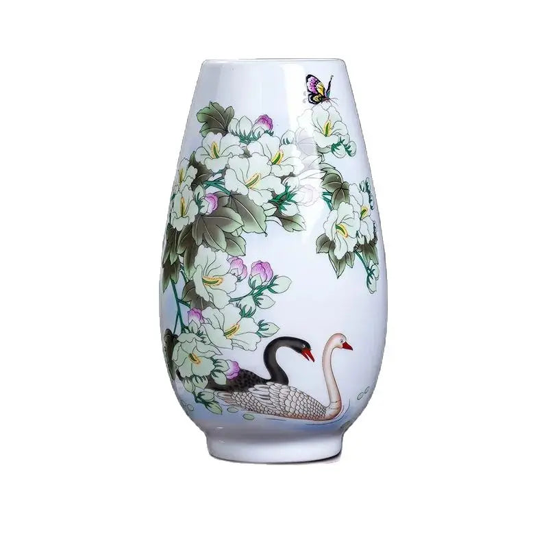 Vase en verre décoré de magnifiques fleurs blanches et de deux cygnes noirs sur un fond blanc, évoquant une scène naturelle paisible.