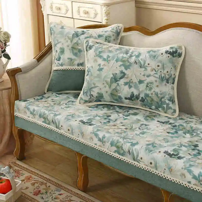 Un canapé vintage en bois aux motifs floraux pastel apporte une touche de charme et d'élégance à cette pièce meublée avec goût.