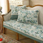 Un canapé vintage en bois aux motifs floraux pastel apporte une touche de charme et d'élégance à cette pièce meublée avec goût.