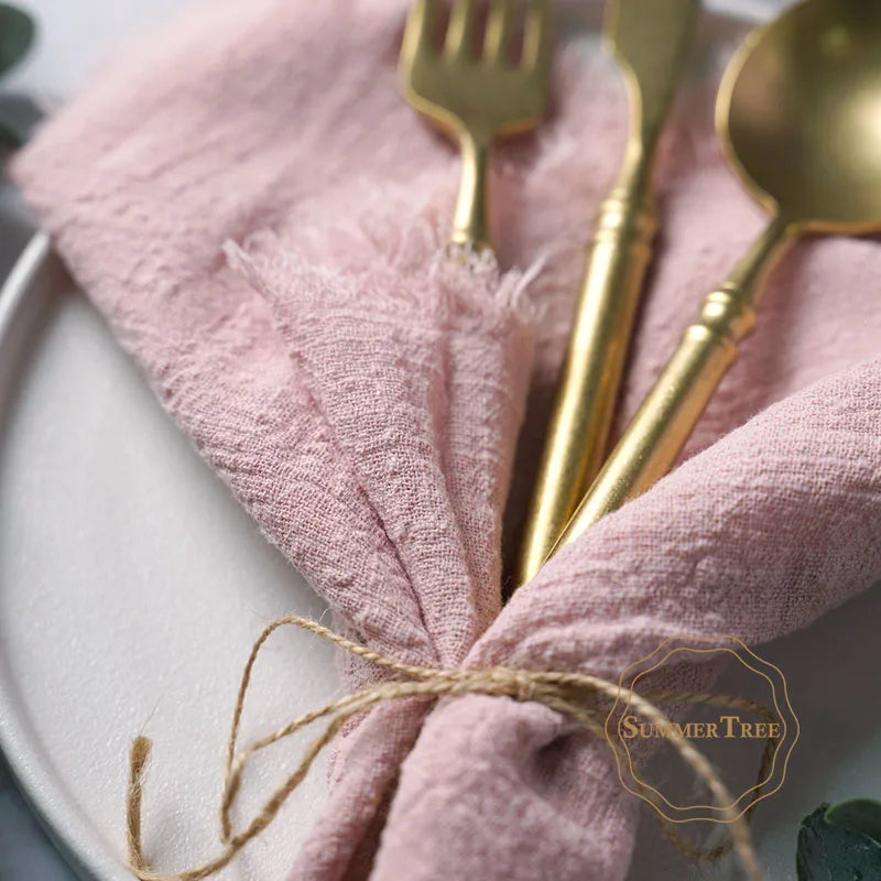 serviettes tissu coton franges couverts métal table élégante décoration moderne