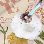 Un délicieux beignet sucré garni de poudre de sucre et de motifs dorés sur un fond coloré avec un logo.