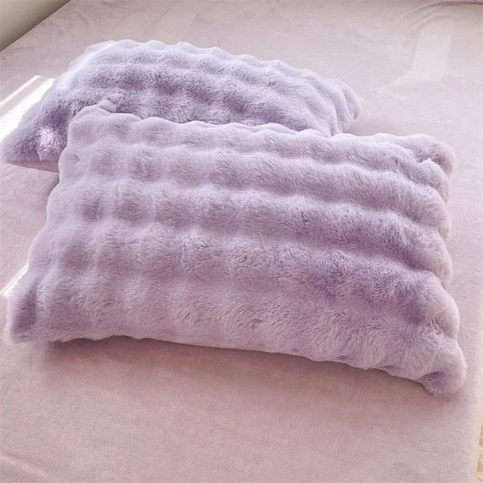 taies d'oreiller fourrure synthétique rose clair blanc cassé moderne respectueux environnement simple vert pastel