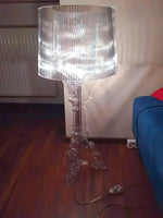 Lampe fantôme baroque avec abat-jour rouge dans un salon