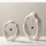 sculpture abstraite contemporaine blanc gris minimaliste texture mat forme organique noire central