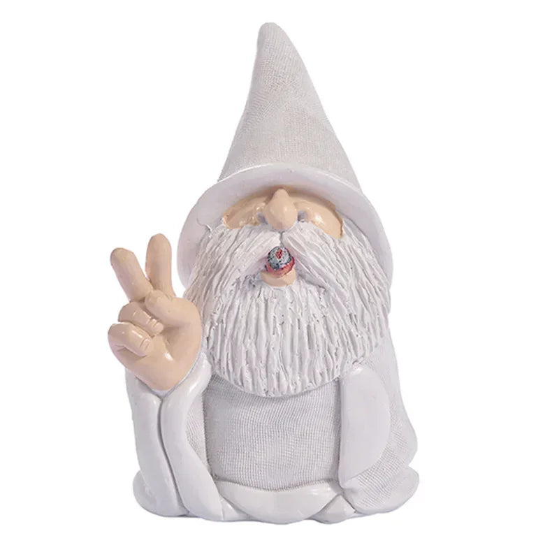 figurine jardin gnome blanc rouge barbe blanche chapeau pointu humoristique signe paix
