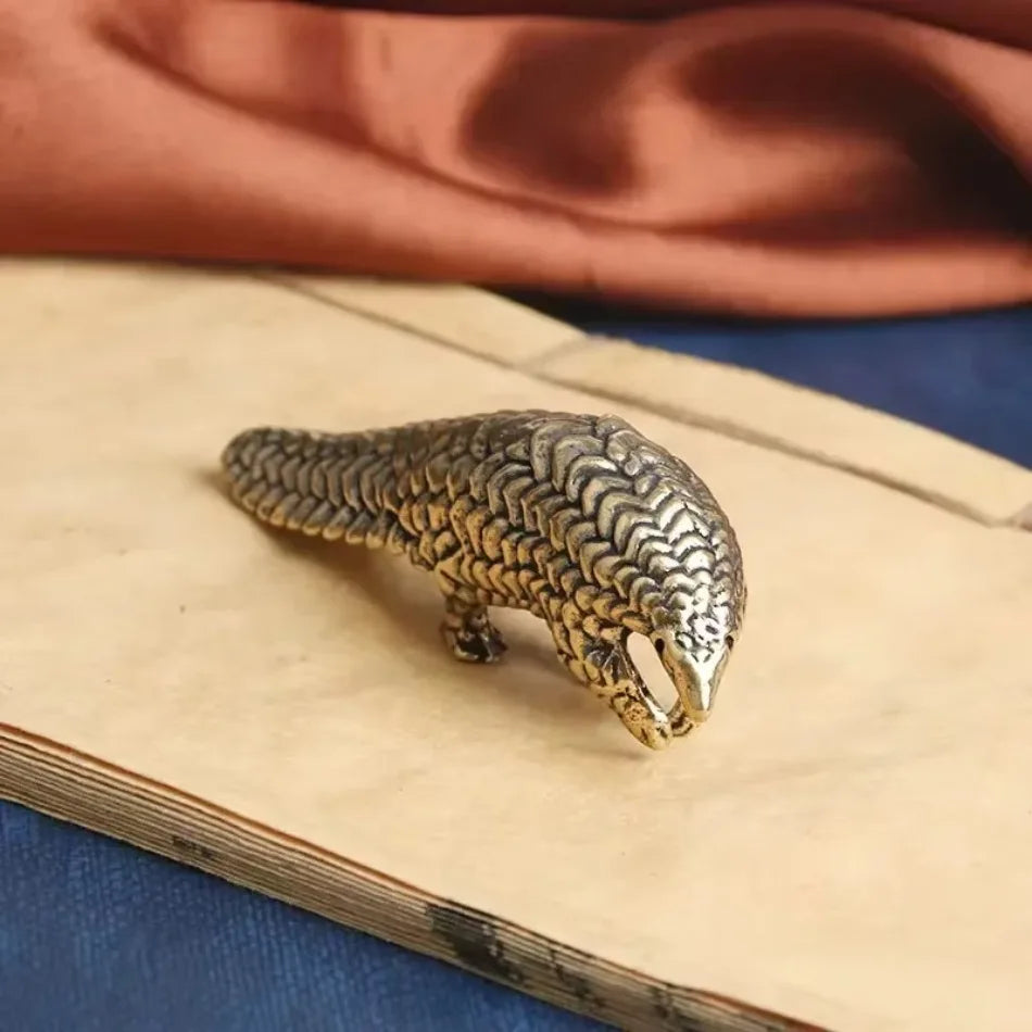 ornement métallique statuette pangolin doré émaillé écailles animalier décoration maison