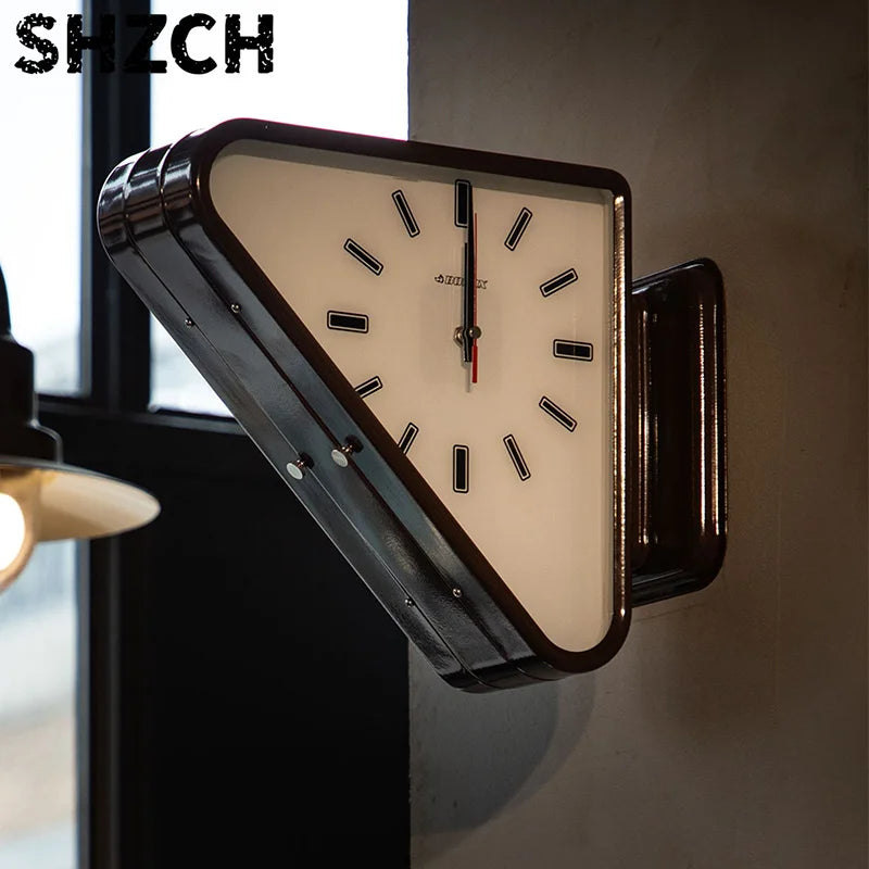 horloge murale triangulaire vintage rouge noir aiguille métal brillant fixée mur industriel