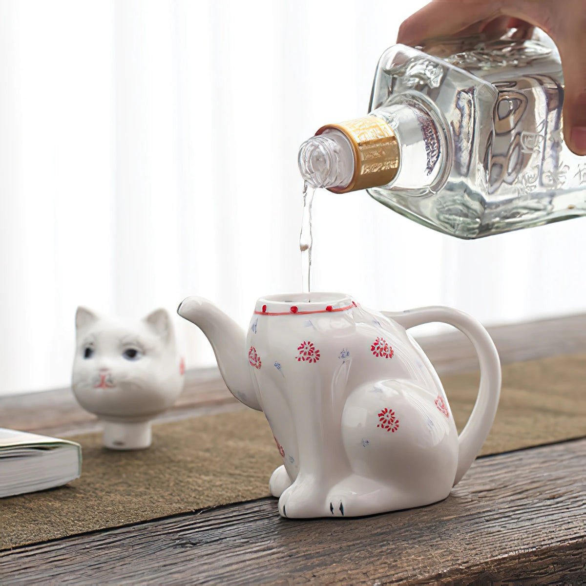 théière céramique forme chat motifs floraux tasses fleurs figurine chat blanc rouge bleu