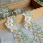 ruban dentelle fleurs blanches blanc vert rose violet broderie fine élégant coton polyester six