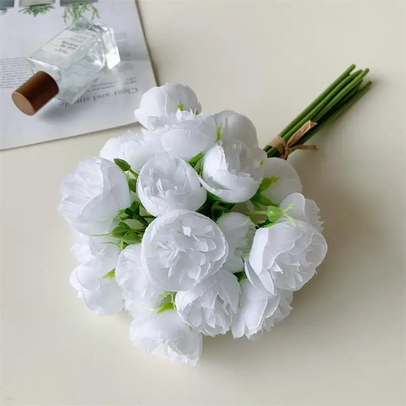 décoration intérieure moderne bouquet fleurs artificielles rose clair blanc violet