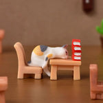 figurines chats résine miniature table deco maison blanc taches colorées opaques erotique