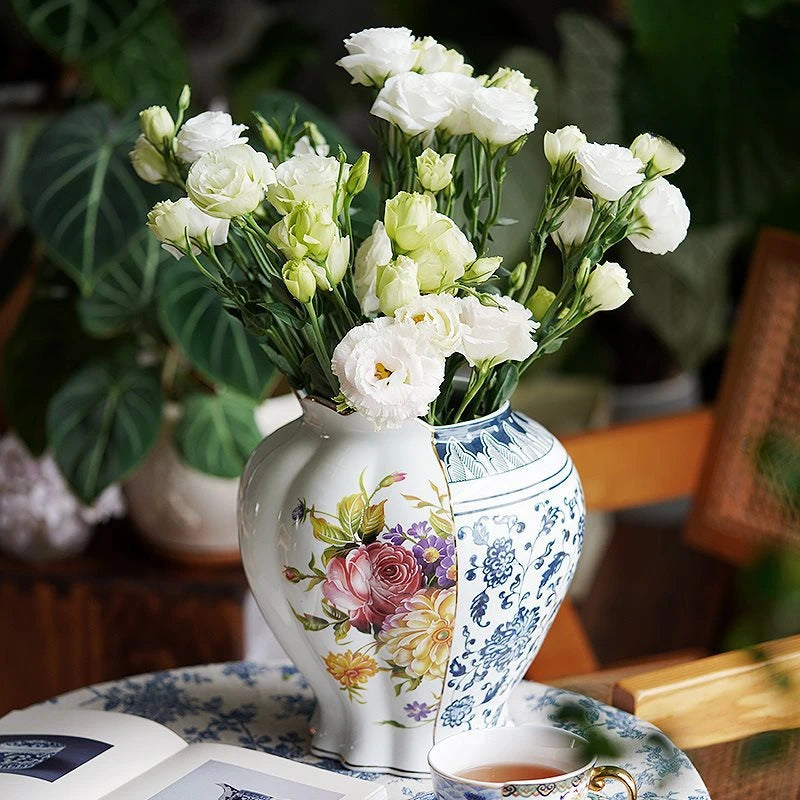 vase céramique classique blanc bleu fleurs traditionnelles décoration intérieure salon