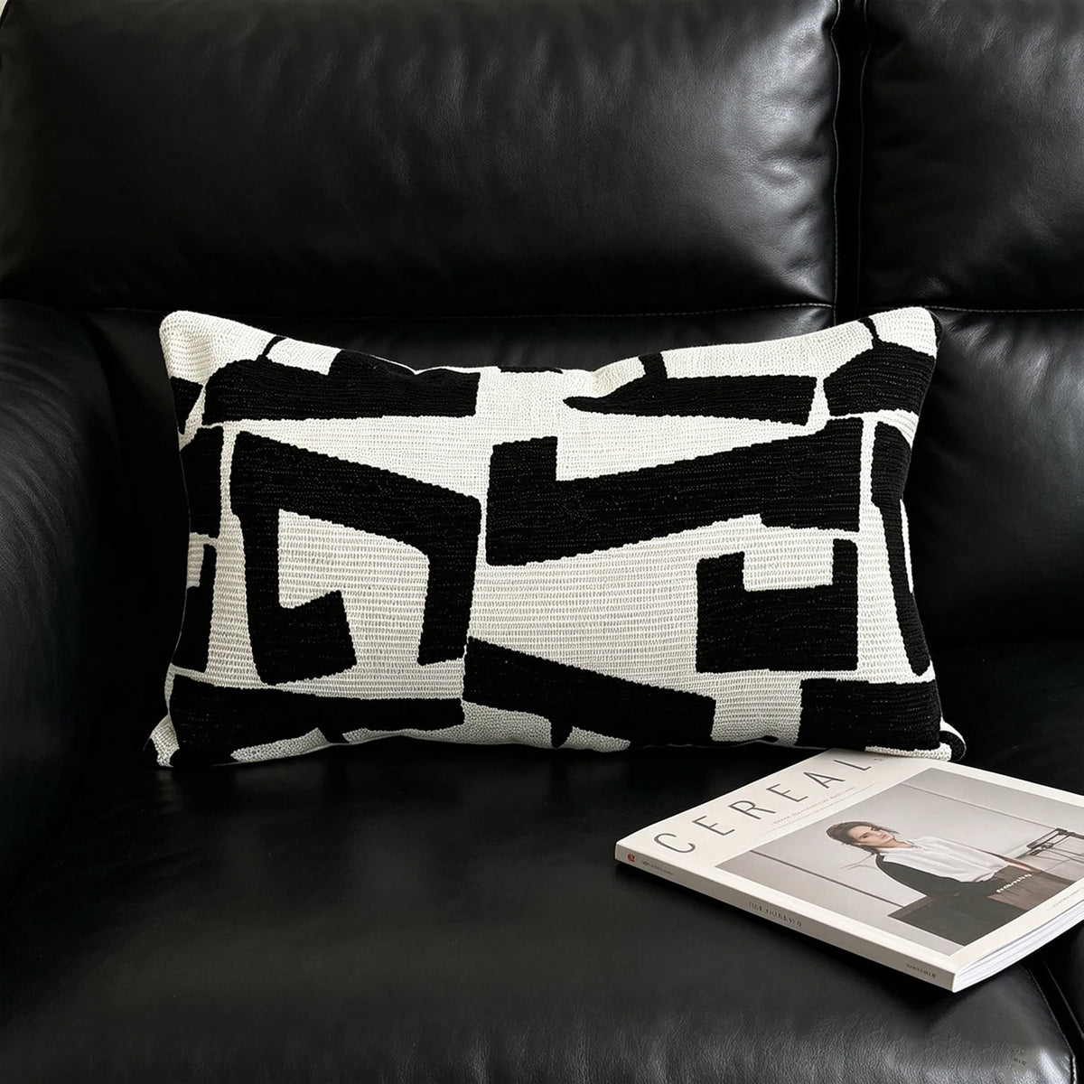 housse coussin géométrique moderne polyester coton noir blanc orange beige minimaliste contemporain ornemental 45x45cm
