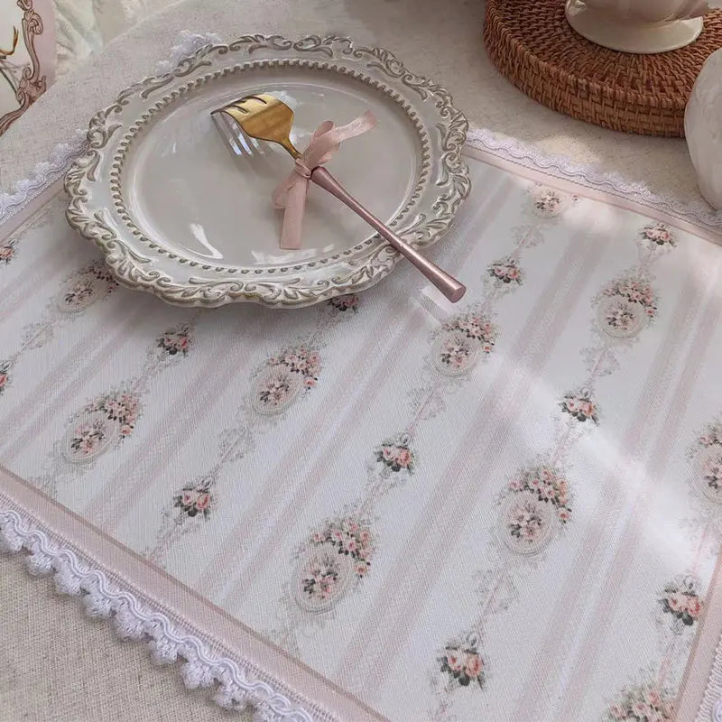 serviettes table rectangulaires fleurs roses classiques blanc rose pâle beige bleu clair bordure dentelée
