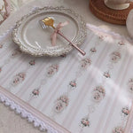 serviettes table rectangulaires fleurs roses classiques blanc rose pâle beige bleu clair bordure dentelée