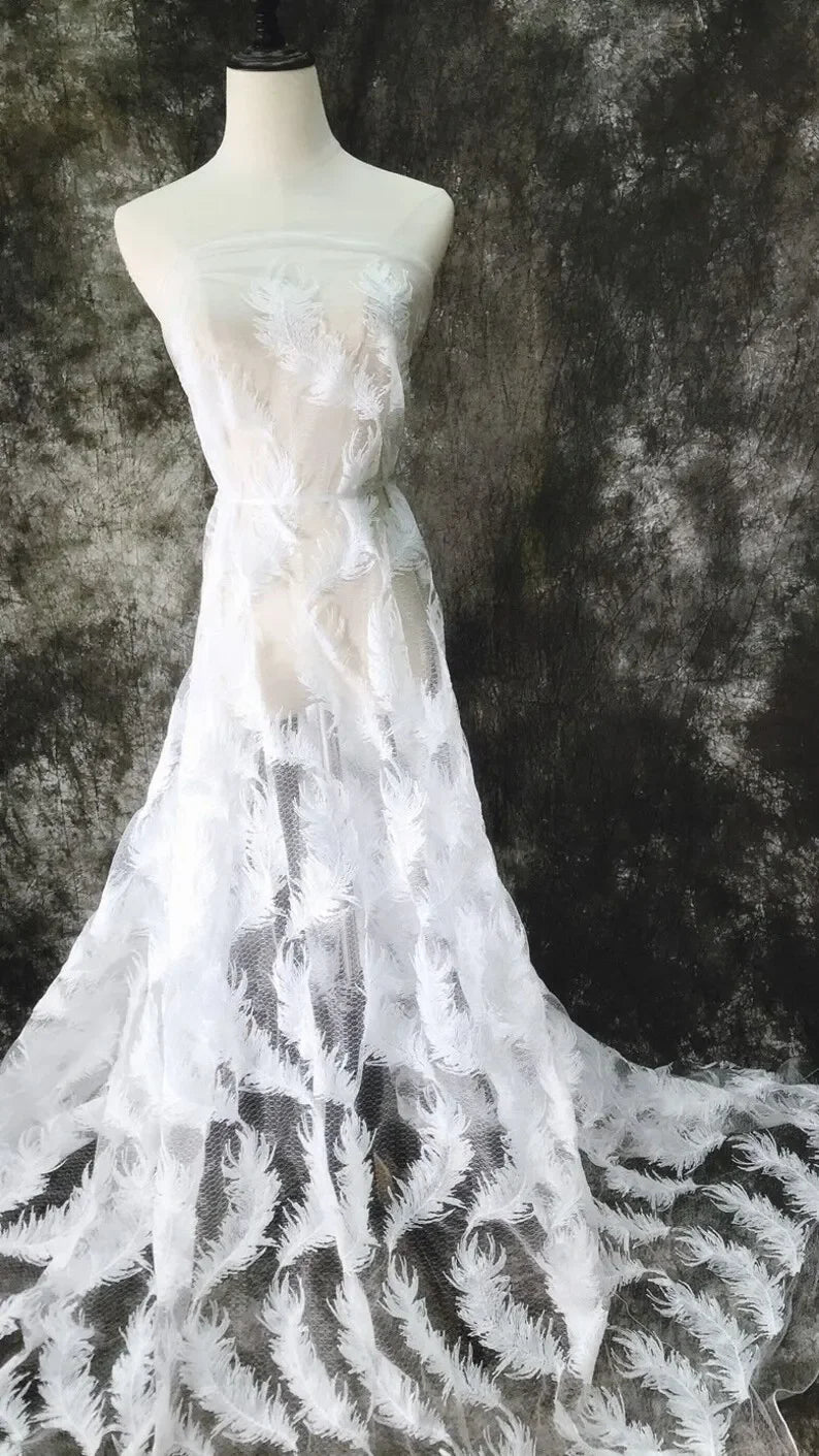 tissu dentelle plumes blanc noir transparent élégant festif décoration robe tutu mariage