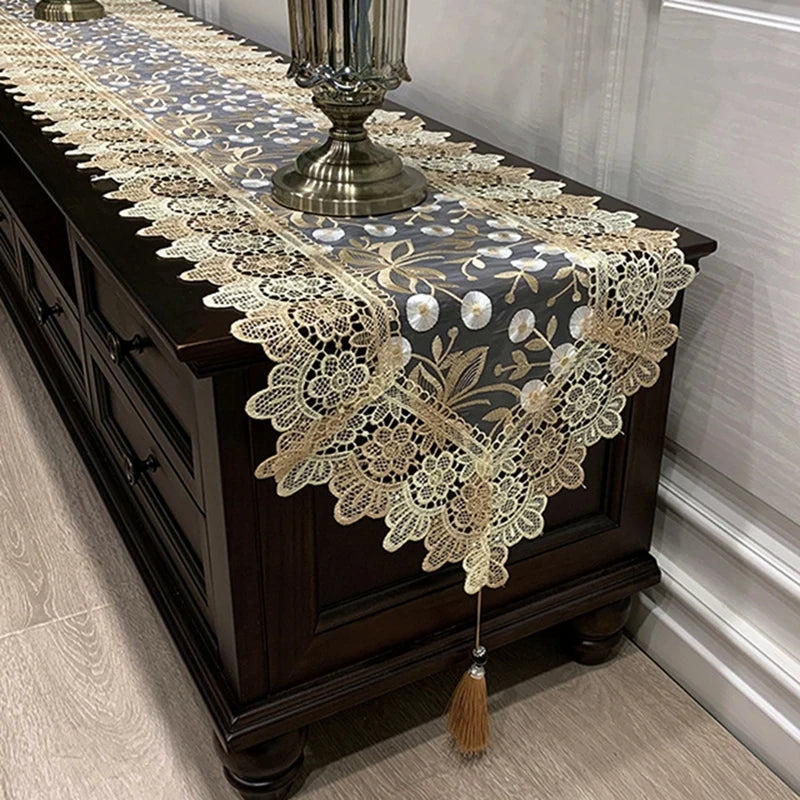 chemin table dentelle broderie fleurs pompon beige noir décor classique élégant maison