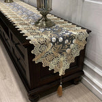 chemin table dentelle broderie fleurs pompon beige noir décor classique élégant maison