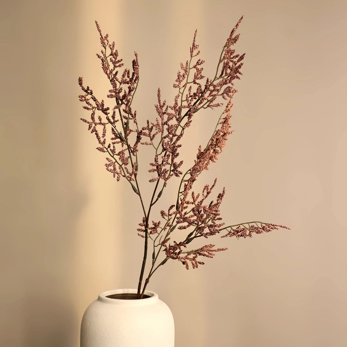 bouquet artificiel moderne rose clair rouge foncé jaune doré feuilles fines minimalisteintérieur décoration maison