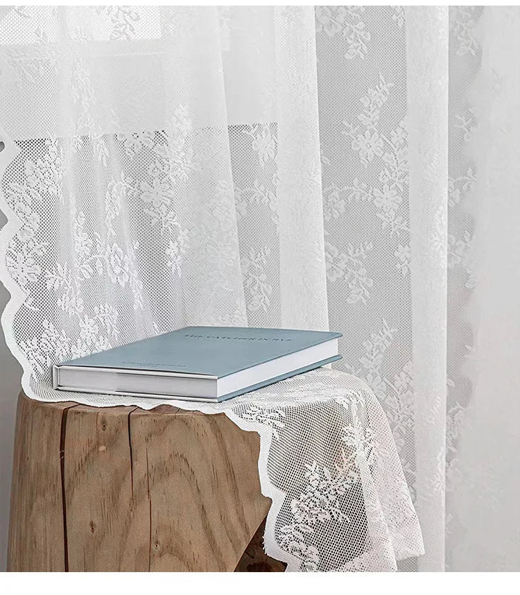 rideaux voilage floral dentelle translucide blanc vintage champêtre décoration intérieure tringle métallique noire chambre