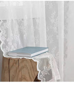 rideaux voilage floral dentelle translucide blanc vintage champêtre décoration intérieure tringle métallique noire chambre
