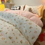 Drap plat vert floral étalé pour montrer le design