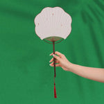 éventail traditionnel classique élégant papier fin motifs floraux poignée bois tassel rouge vert clair
