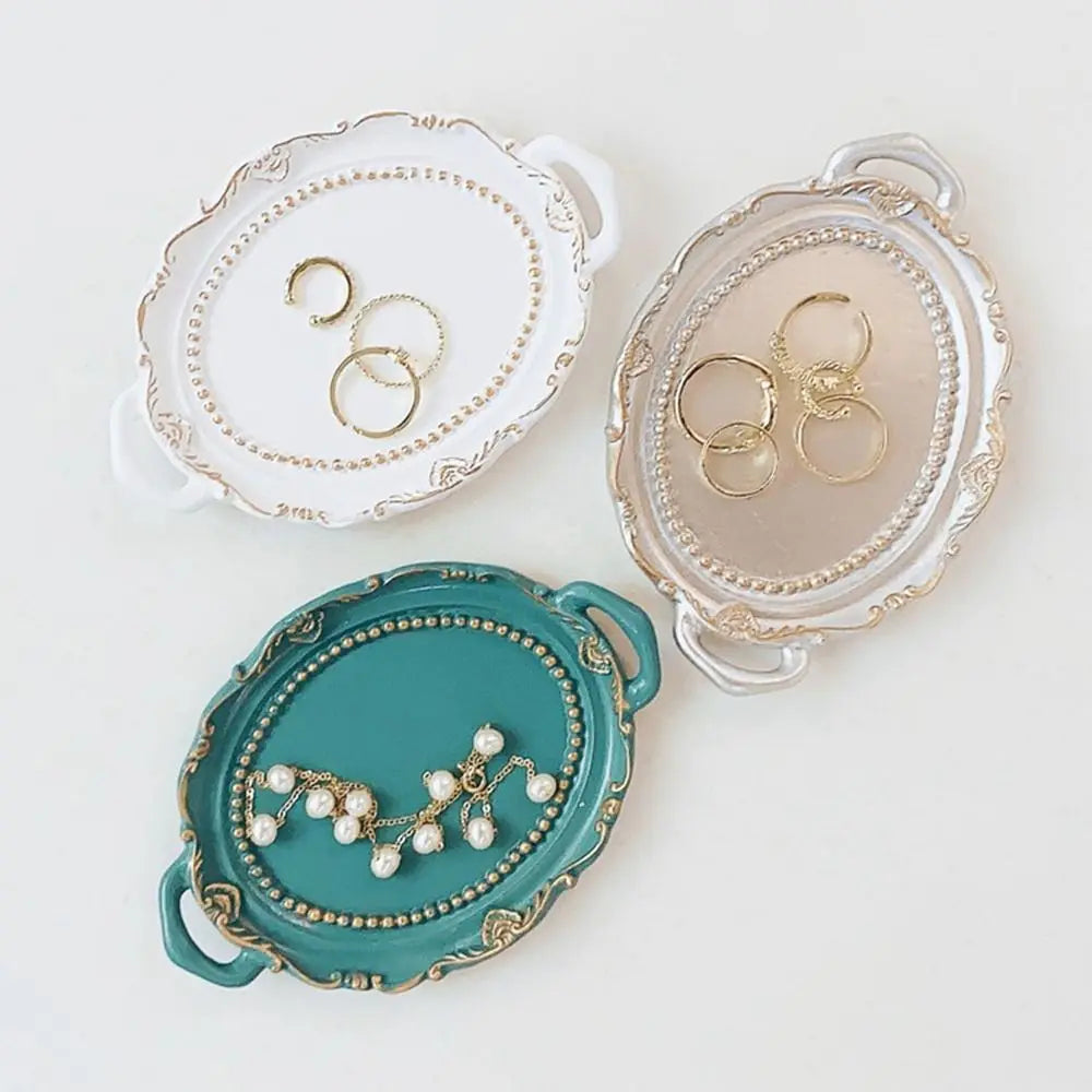 Support bijoux ornements dorés bordure perlée blanc doré classique vintage boucles oreilles anneaux collier
