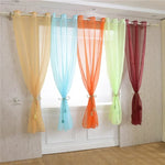 Voile rose transparent installé au plafond