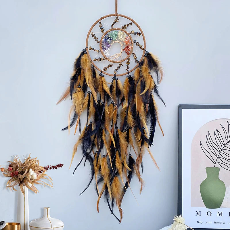 Rêveur fait à la main avec cadre en bois, orné de plumes jaunes et noires, de cristaux colorés et de perles, un symbole de méditation et de paix dans la décoration d'intérieur.