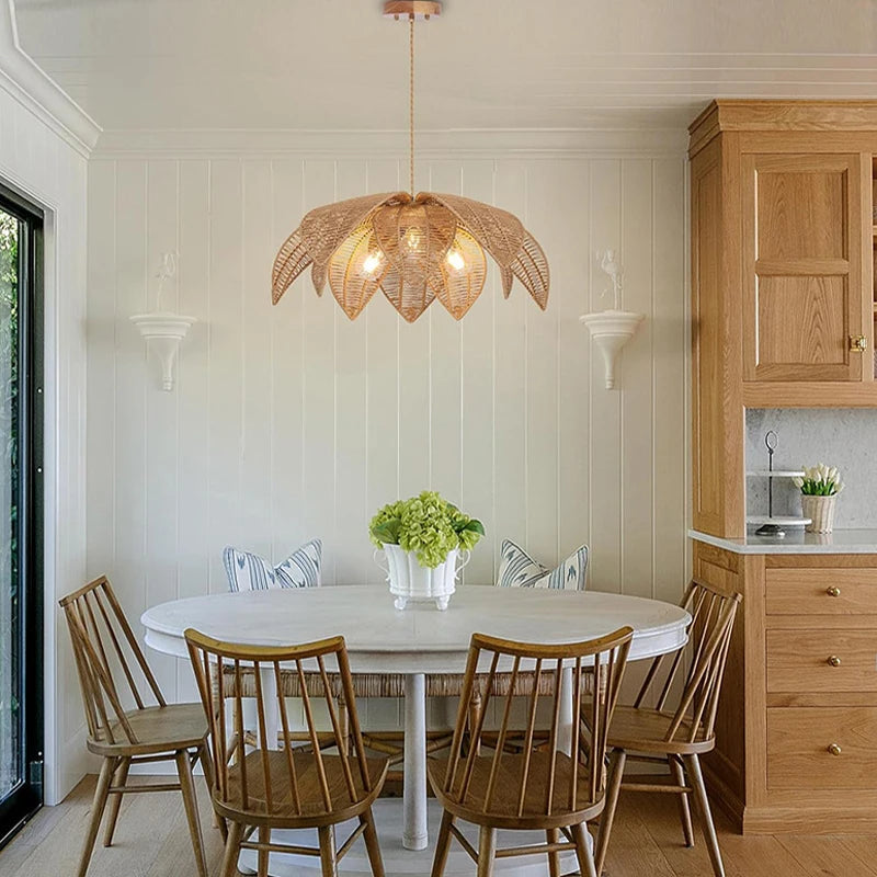 Détail du design en rotin et métal du lustre