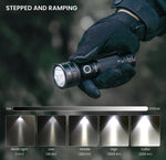 lampe torche rechargeable led intense 2000 lumens 500m portée texturée noire moderne