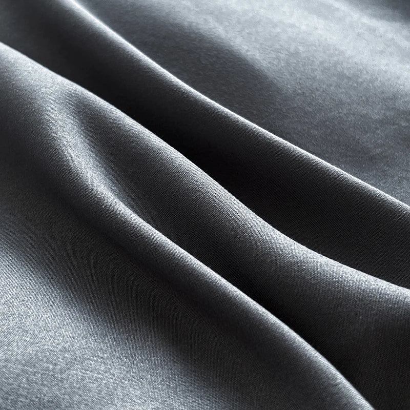 Housse de couette noire avec des coussins décoratifs
