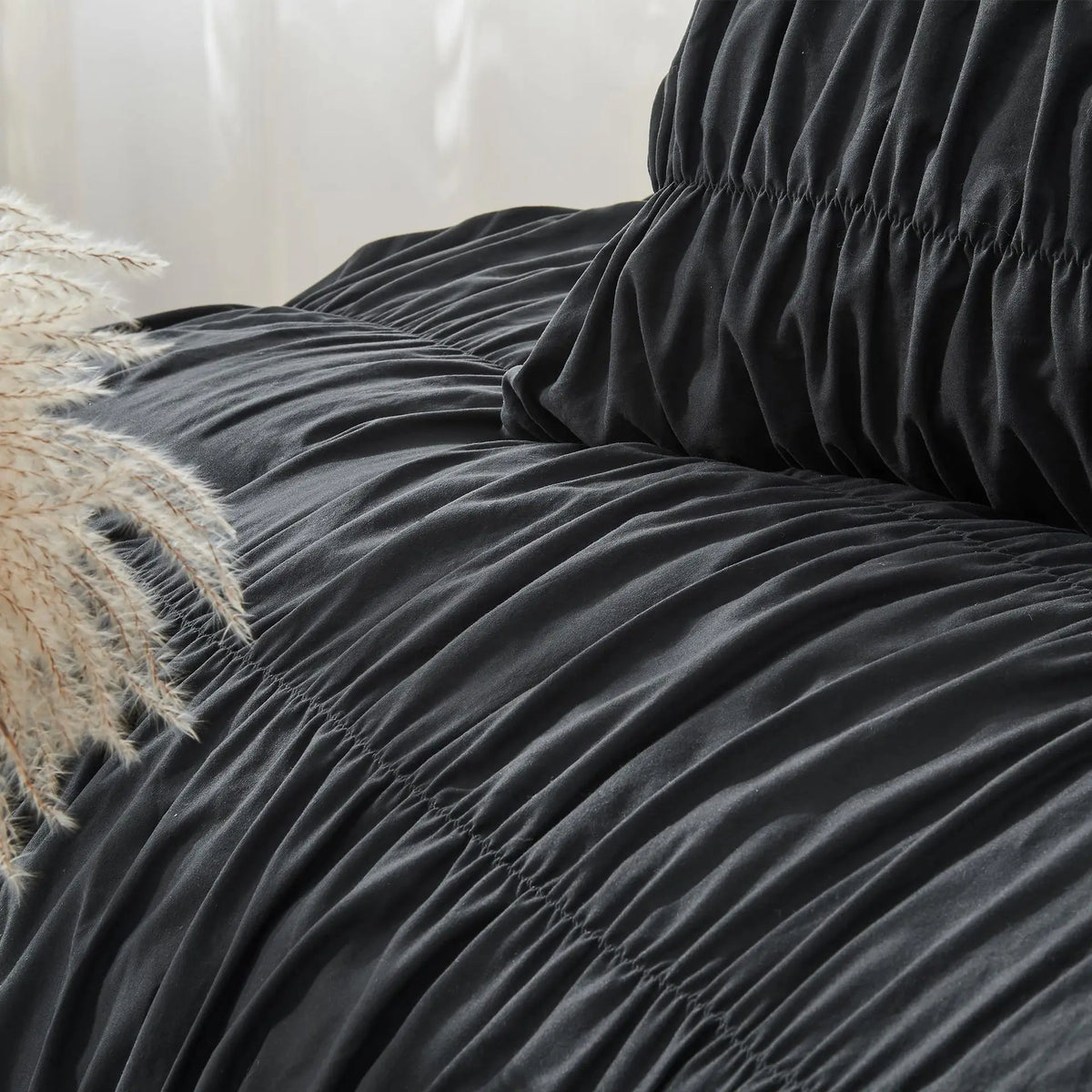 Housse de couette noire dans une chambre décorée