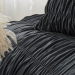 Housse de couette noire dans une chambre décorée