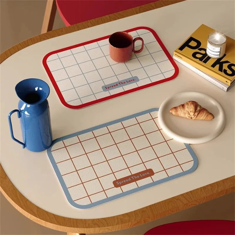 tapis table moderne rectangle blanc bleu vert rouge grille bordure colorée assiette cuillère tasse