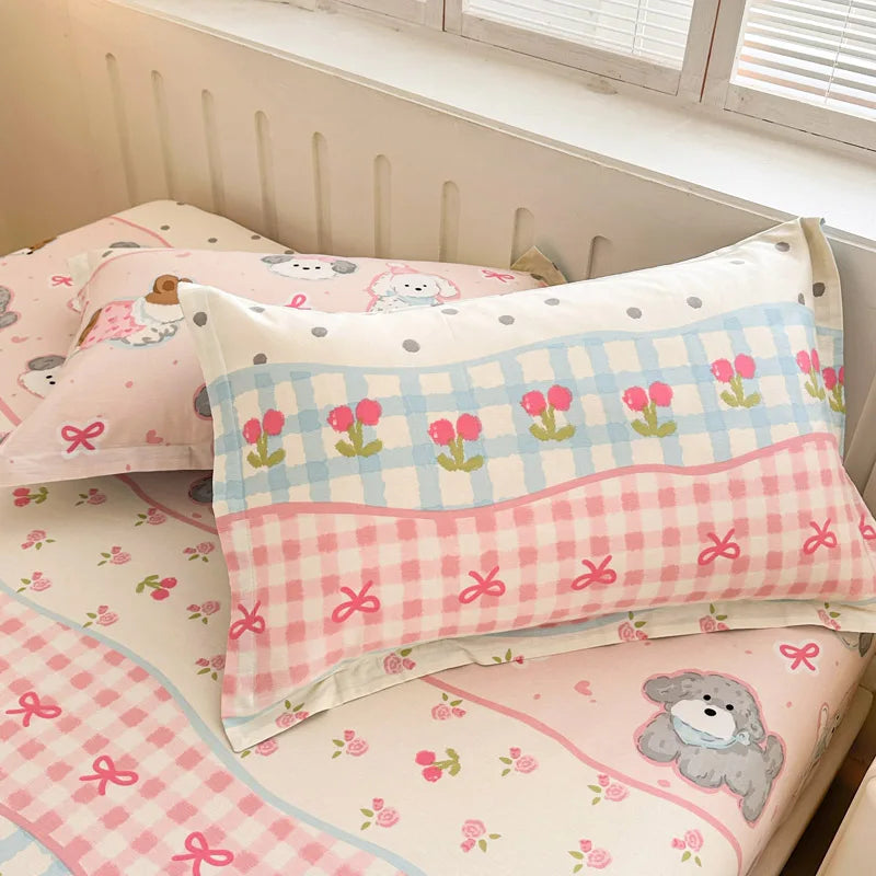 Décoration de chambre d'enfant avec des motifs mignons de chiens et de fleurs sur les draps et les oreillers.