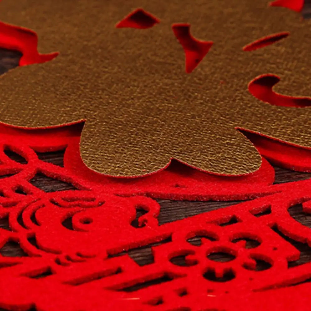 décoration murale artisanale rouge doré papier découpé caractère