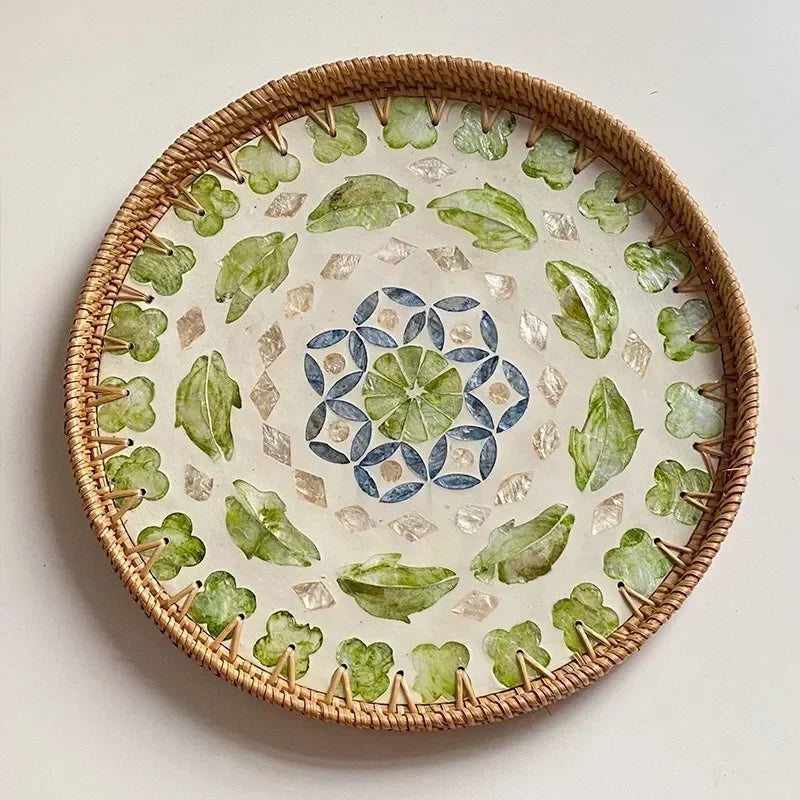 plateau rond rotin coquillages feuilles naturelles décoration boho assiette fruits pain petit déjeuner