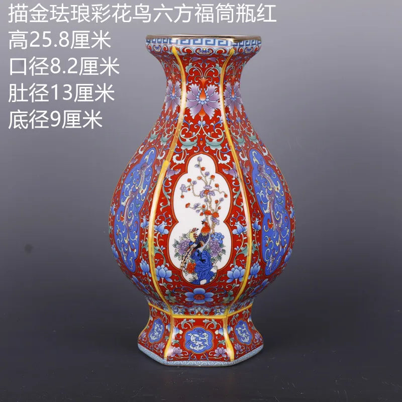 Ce vase chinois ancien en porcelaine présente un motif coloré et ornemental représentant des fleurs, des oiseaux et des personnages dans un style traditionnel.