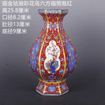 Ce vase chinois ancien en porcelaine présente un motif coloré et ornemental représentant des fleurs, des oiseaux et des personnages dans un style traditionnel.