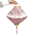 lanterne japonaise traditionnelle rouge fleurs décorative artisanale pompon bois suspendue