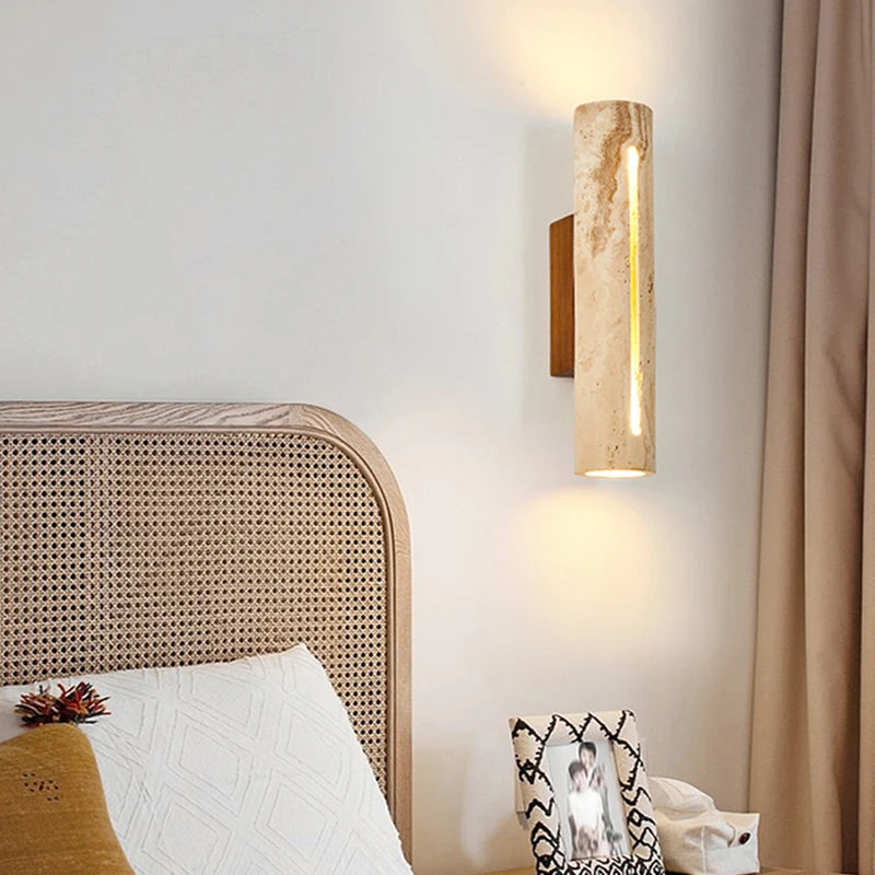 Lampe murale installée dans une chambre à coucher moderne
