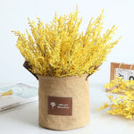 Composition florale avec gypsophile rose